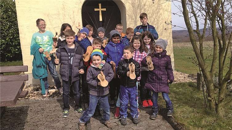 Osterklappern wird von den Kindern in Macken als ein altes Brauchtum gepflegt. Ortsgemeinde Macken