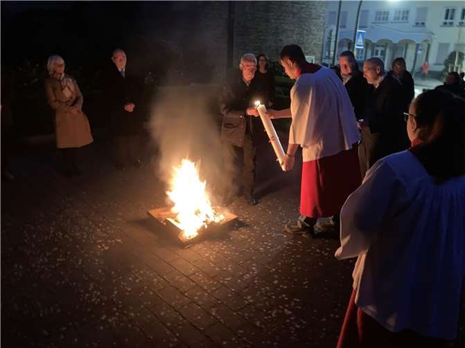 Ostermorgen: Die Osterkerze wird entzündet.