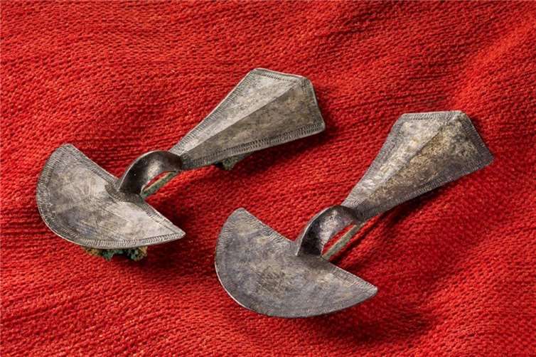 Ostgotische Silberblechfibeln, 1. Hälfte 5. Jahrhundert. Fundort: Bonn, Kölnstraße; LVR-Landesmuseum Bonn. Foto: J.Vogel