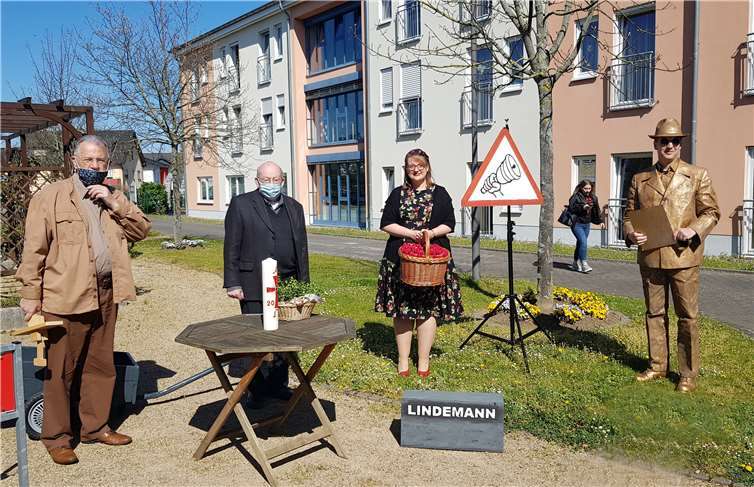 Oswald Senner, Pastor Ehses, Katja Gaeblein und Horst Hohn erfreuten Bewohner und Mitarbeiter des Seniorenzentrums St. Peter.Foto: KH