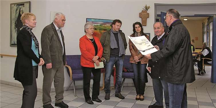 Oswald Senner (rechts) würdigt das soziale Engagement der Kolping-Theatergruppe und dankt für die Unterstützung der Arbeit des Fördervereins Seniorenzentrum Mülheim-Kärlich.Lothar Spurzem