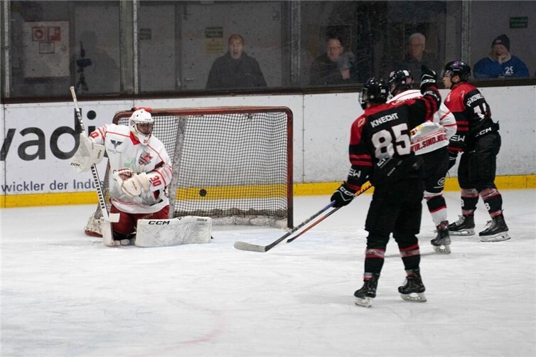 Rockets dominieren: hochverdienter und souveräner Heimsieg gegen Neuss  Otis Knecht trifft gegen Neuss.