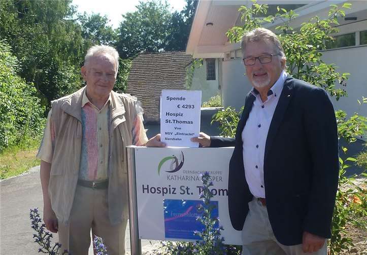 Otmar Kirsch und Herbert W. Richard ließen sich von Corona nicht von einem persönlichen Besuch vor dem Hospiz abhalten - natürlich unter Wahrung aller Hygiene-Vorschriften. Quelle: Herbert W. Richard