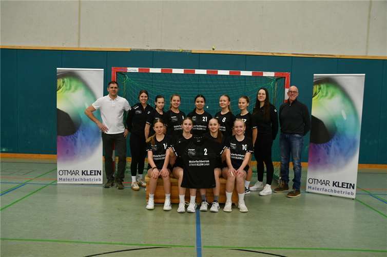 Otmar Klein und Eugen Daungauer bei der Trikotübergabe an die Mannschaft.  Foto: privat