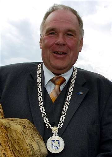 Ottmar Canz mit der Amtskette des Stadtbürgermeisters. Das Bild entstand beim Rheinland-Pfalz-Tag in Bad Ems und ist schon etwas mehr als zehn Jahre alt, zeigt Ottmar Canz aber so, wie ihn viele Bad Emser in Erinnerung behalten. -WW- Willi Willig