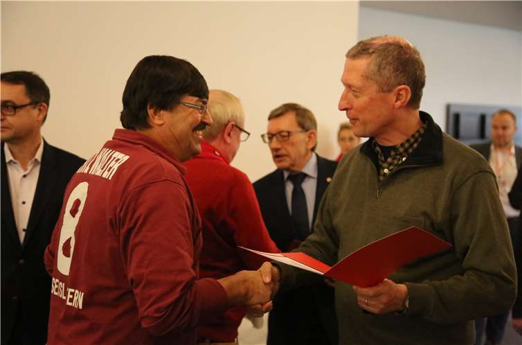 Ottmar Frenger vom Ehrenrat des FCK übergibt Urkunde und Ehrennadel an Walter Daub.  Fotos: Walter Daub