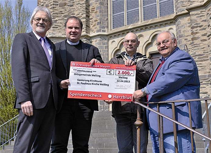 Ottmar Nürnberg (l.) übergab im Namen der Kreissparkasse den Spendenscheck an (v. r.) Ortsbürgermeister Dieter Eberz, Werner Nolden und Dechant Jörg Schuh. privat