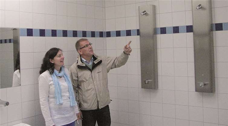 Ottmar Steinborn vom städtischen Gebäudemanagement und Schulleiterin Sandra Koschel nahmen die neuen Duschanlagen in Augenschein. privat