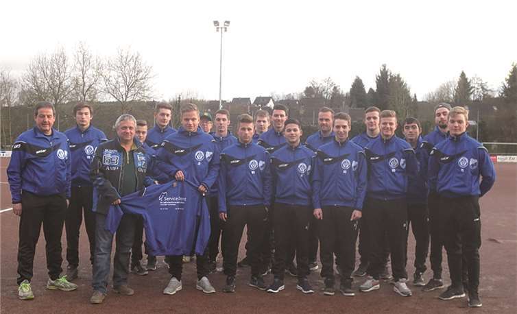 Ottmar Vetter übergab die neuen Trainingsanzüge an die A-Junioren der JSG Westum/Löhndorf/Bad Bodendorf. privat