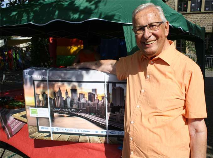 Otto Bradje freut sich über seinen neuen Fernseher.