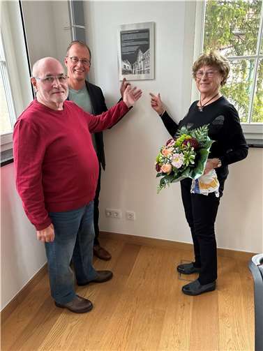 Otto Brandenburg (links), VG-Bürgermeister Jörg Lempertz und Elfriede Weiler mit einem Stück Niedermendiger Geschichte – nachzulesen auf einer Gedenktafel im Ratssaal der VG Mendig.  Foto: VG-Verwaltung Mendig/Stefan Pauly
