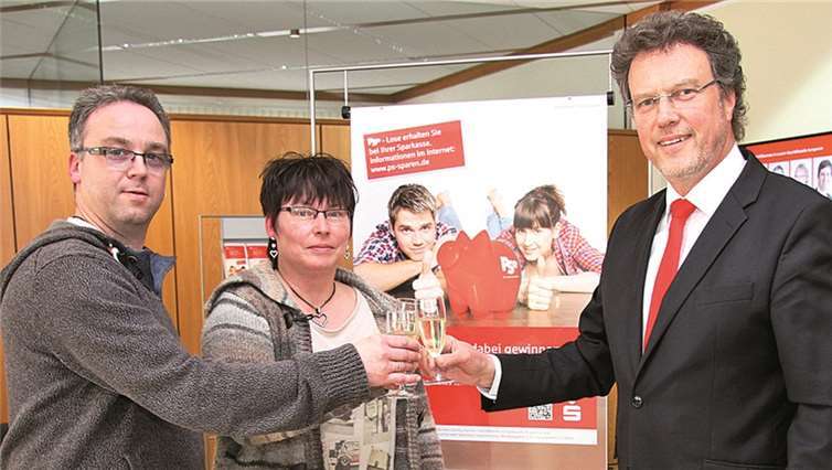 Otto Gros, Geschäftsstellenleiter der Kreissparkasse in Kempenich, gratulierte Wolfgang und Anja Haisch zu ihrem Hauptgewinn in Höhe von 10.000 Euro.privat