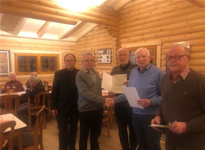 Otto Lembke vom Kreis-Chorverband Ahrweiler überreicht Sängern der Cäcilia Urkunde und Ehrennadel des Chorverbandes Rheinland-Pfalz für 50 Jahre aktives Singen (Hermann Rick, Horst-Anton Bieler) und für 40 Jahre aktives Singen (Alfred Deres). (v.l.: 1. Vorsitzender Griehl, Lembke, Deres, Bieler, Rick). Foto: MGV Cäcilia Sinzig