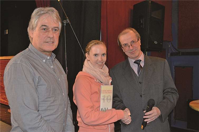 Otto von Lom (re.) ehrt Melissa Rathmann und Dieter Herminghaus aus der Abteilung Karate.