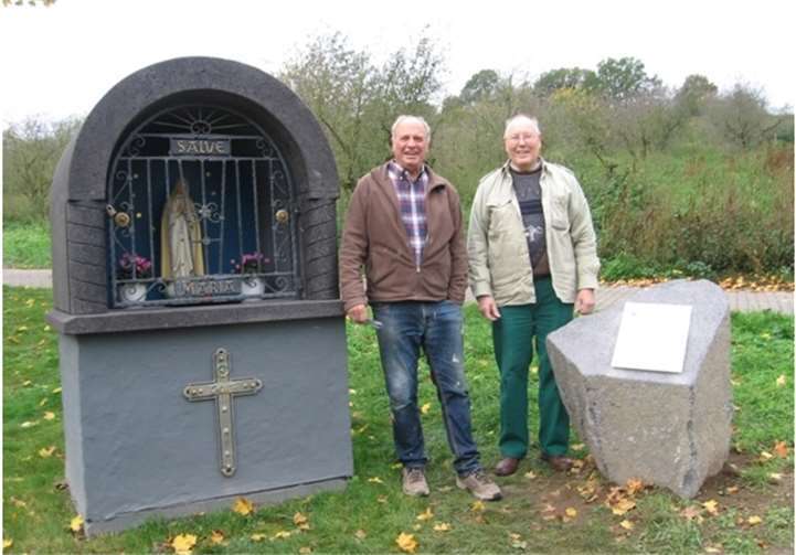Ottwin Windheuser und Schriftführer Gerd Elingshäuser (v.l.) am Marienstockbild in Kettig.privat