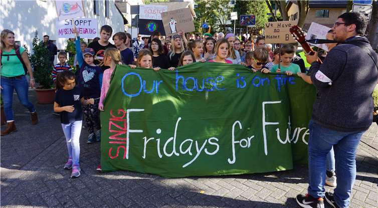 „Our house is on fire“ - Unser Haus steht in Flammen - war auf den Plakaten zu lesen. Fotos: ROB