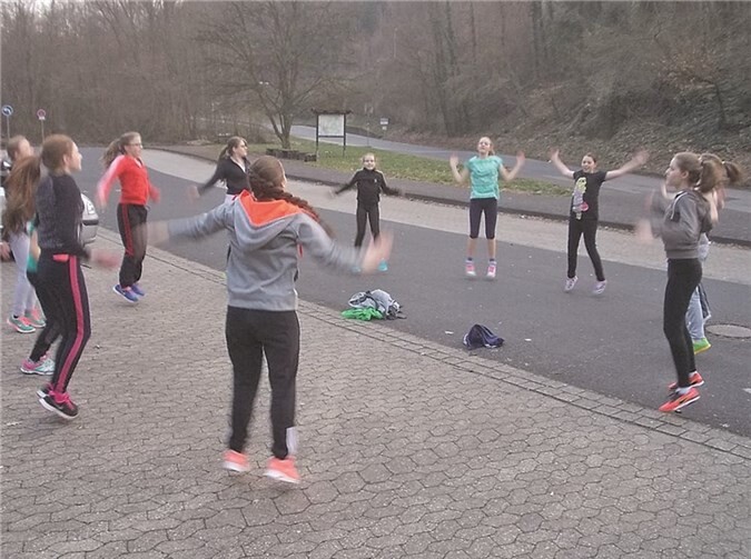 Outdoortraining auf dem Parkplatz.