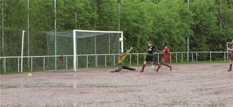 Overkamp verpasst das 4:1 und trifft nur die Latte.privat