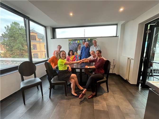 Oxana Iose (3. V. l.) ist neue Vorsitzender der FDP-Remagen. Ihr gratulieren per Handschlag ihre beiden Stellvertreter Jens Huhn und Christina Steinhausen. Schriftführer Tim Zieger (l.), die Beisitzer Brigitte Schmickler (sitzend) und Jens René Jakobs (2. V. l.) sowie die „alten Hasen“ Ulrich van Bebber und Jörg Wilms (beide stehend) freuen sich über den Generationenwechsel und sagten der neuen Vorsitzenden ihre Unterstützung zu. Auf dem Bild fehlen Dennis Trütgen und Luca Wetzler.  Foto: FDP-Remagen/Oxana Iose