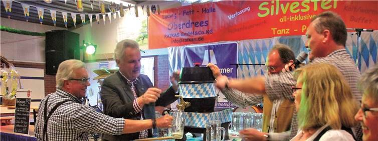 „O`zapft is“, Fassanstich zum Oktoberfest in der Ludwig-Fett Halle mit Bürgermeister Stefan Raetz, Ortsvorsteher Kurt Brozio und Ortsausschussvorsitzenden Peter Eich.Stein