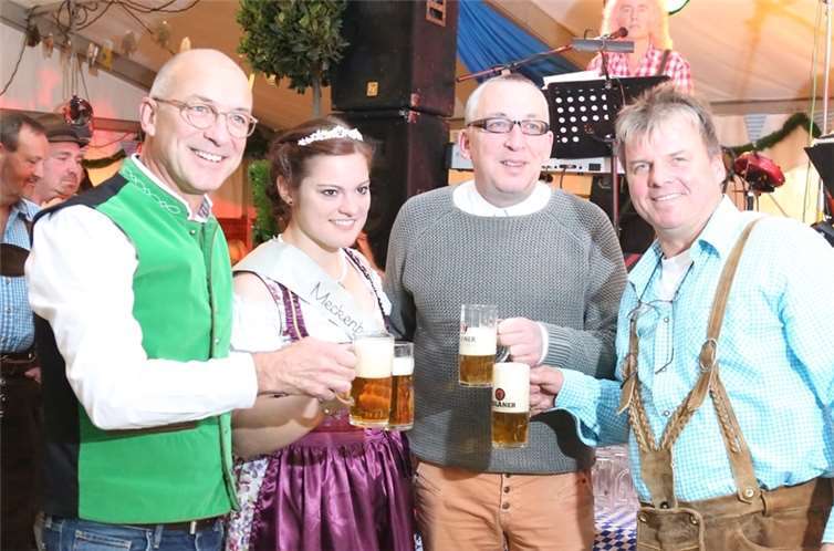 „O´zapft is“ sagten sich Bürgermeister Bert Spilles, Kommandant Peter Klee,Blütenkönigin Sarah Wiegershaus und Verbund-Chef Willi Wittges-Stoelben.