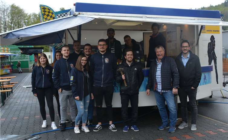 Ozapft ist: Lars Krämer hat noch den Hammer in der Hand!