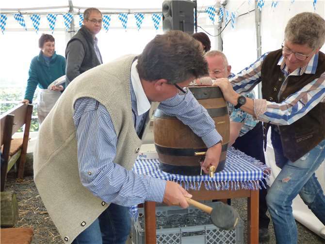 “O’zapft ist“ durch Bürgermeister Frank Becker.