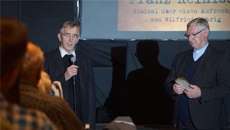 P. Dr. Heribert Niederschlag SAC und P. Ludwig Güthlein Isch begrüßten zu Beginn des Abends die Gäste in der Pilgerkirche.