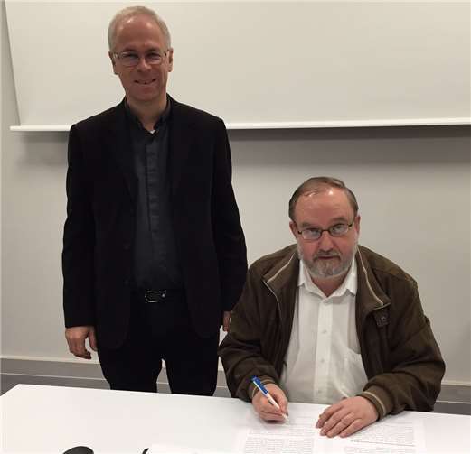 P. Joachim Schmiedl ISch (rechts im Bild) und P. Martin Manus SAC unterzeichnen den Bericht der Historischen Kommission im Seligsprechungsprozess für P. Franz Reinisch (Angela Marlier).Privat