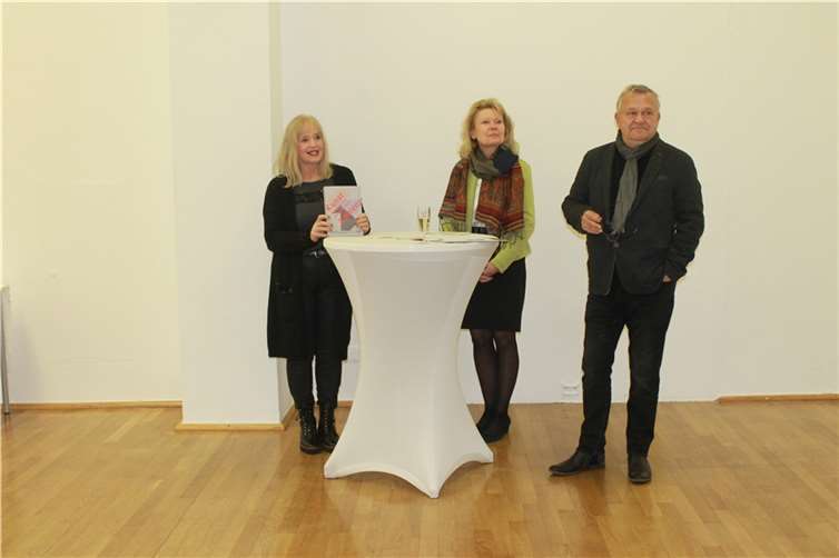 PD Dr. Margit Theis-Scholz (Dezernentin für Bildung und Kultur der Stadt Koblenz), Dr. Annette Nünnerich-Asmus (Nünnerich-Asmus Verlag & Media GmbH) und Dr. Dieter Marcos (Autor) bei der Vorstellung des Kunstführers Koblenz im Ludwig-Museum Koblenz. Foto: Stadtverwaltung Koblenz.