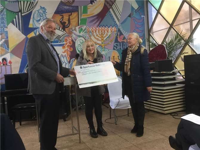 PD Dr. Margit Theis Scholz, Dezernentin für Bildung und Kultur der Stadt Koblenz (Mitte), übergibt den symbolischen Scheck an Heribert Heinrich, den Vorsitzenden des Fördervereins Neue Synagoge für Koblenz e.V. (li.) und an Vorstandsmitglied Monika Sauer (re.). Foto: Förderverein Neue Synagoge für Koblenz e.V.Foto: privat