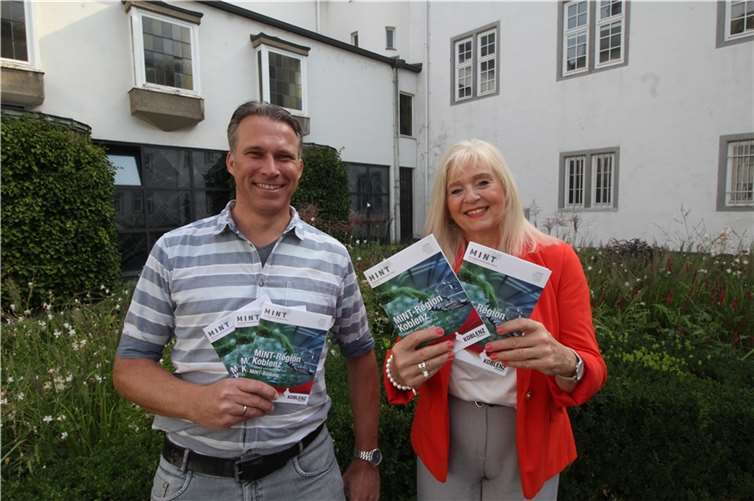 PD Dr. Margit Theis-Scholz, Dezernentin für Bildung und Kultur, und Jürgen Karbach, Amtsleiter des Kultur- und Schulverwaltungsamts, präsentieren den Nachdruck der MINT-Broschüre.  Foto: Stadt Koblenz/Hannah Dorgeist