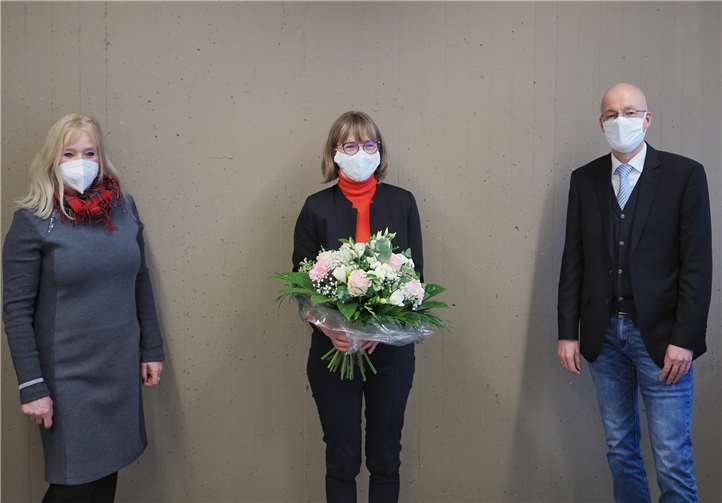 PD Dr. Margit Theis-Scholz (li.), Dezernentin für Bildung und Kultur der Stadt Koblenz gratuliert zusammen mit Thomas Raabe von der ADD der neuen Oberstudiendirektorin Isabelle Nieder-Raspiller. Quelle: Carl Benz Schule Koblenz