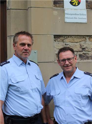 PHK Hannappel und POK Tielmann warnen die Bürger vor „Fake-Shops“ im Internet. privat