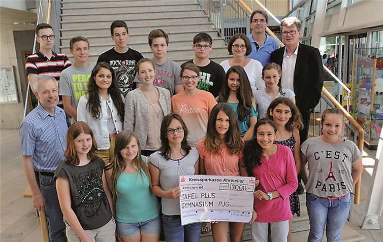 PJG Schüler spenden vom Erlös des Weihnachtsmarktes 3000 Euro. -FIX-