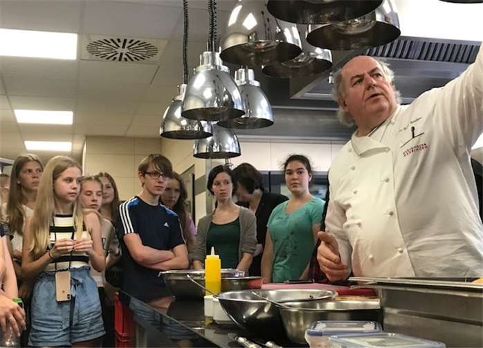 PJG-Schüler und -Schülerinnen besuchen Hans Stefan Steinheuer in seiner Küche. Foto: privat
