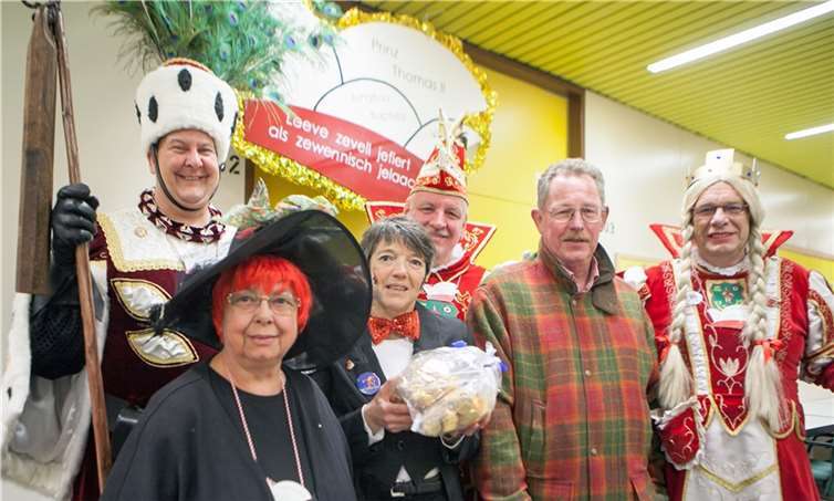 PR-Beauftragte Dr. Gudrun Mieth-Leichsenring, Präsidentin Ute Leonardy und Clubmaster Dr. Udo Hausmanns vom Lions Club Meckenheim-Wachtberg übergaben eine Spende von 600 Euro an das Villiper Dreigestirn für die Vorbereitungsklasse in der Grundschule Berkum.Jost