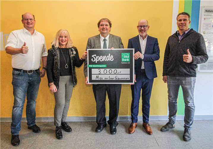 PSD Bank Vorstandsvorsitzender Bernd Schittler (2.v.re.) überreicht Max-von-Laue-Schulleiter Dr. Frank Zimmerschied (Mitte) einen Spendenscheck im Beisein von Dr. Margit Theis-Scholz (Kulturdezernentin), Jürgen Karbach (Leiter Kultur- und Schulverwaltungsamt) und Ruben Keuchel (MINT-Koordinator am Max-von-Laue-Gymnasium; li.). Quelle: Stadt Koblenz