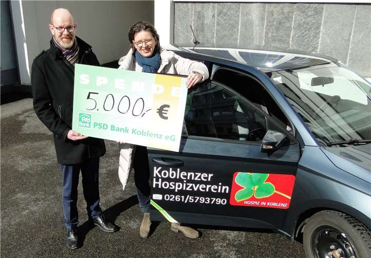 PSD-Bank-Vorstandsvorsitzender Bernd Schittler unterstützt mit 5.000 EUR die Mobilität des Koblenzer Hospizvereins. Ina Rohlandt dankt für die finanzielle Unterstützung und präsentiert ihm stolz das jüngste Mitglied im Fuhrpark des Vereins.Foto: privat