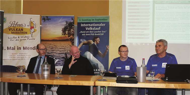 PSD Bank–Vorstandsvorsitzender Bernd Schittler (v.li.), Prior Administrator Pater Andreas, Rüdiger Jahr (2. LG-Vorsitzender) und Klaus Jahnz (1. Vorsitzender).