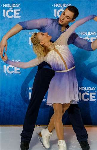 Paarlauf-Olympiasieger und Weltmeister Aljona Savchenko und Bruno Massot als Gaststars bei HOLIDAY ON ICE. Morris Mac Matzen for HOLIDAY ON ICE