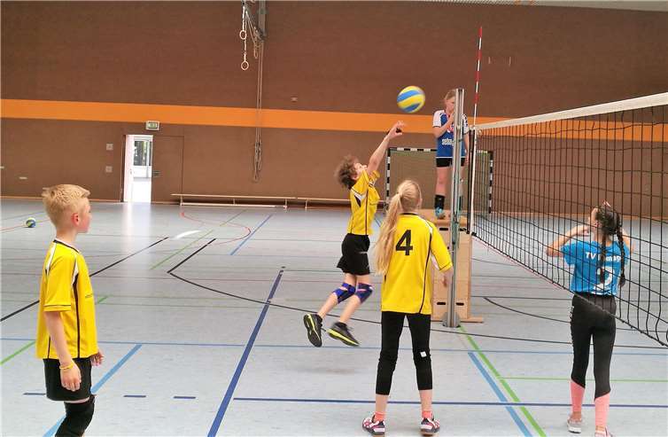 Pablo Ferdinand im Angriff nach schönem Zuspiel von Elly Orthey (4). Links Matthias Dennebaum.