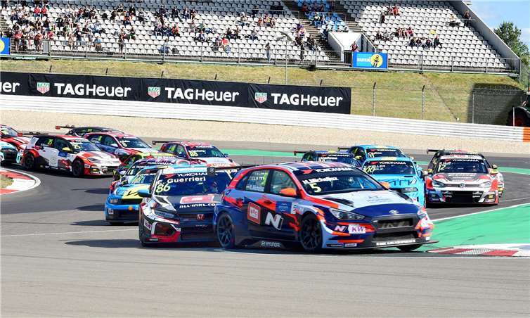 Packende Positionskämpfe gab es schon in der ersten Kurve nach dem Start.