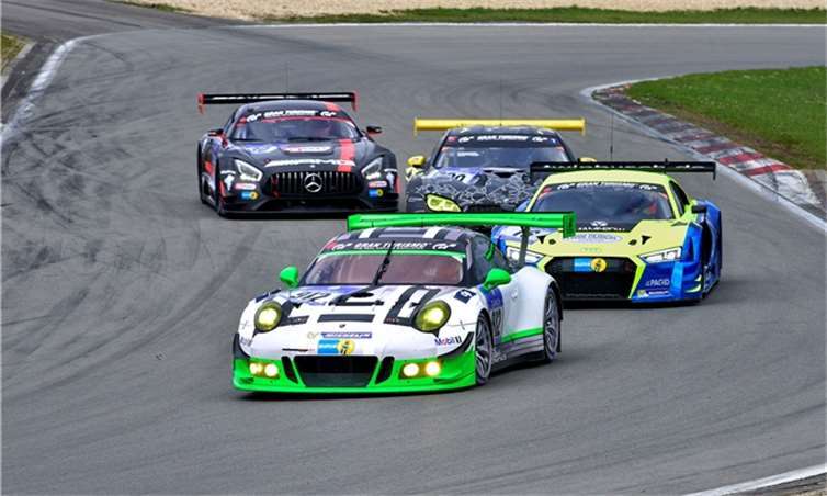 Packende Positionskämpfe prägten das Renngeschehen beim 24h Qualifikationsrennen. In Führung der Manthey Porsche vor dem Busch Audi und einem BMW, im Hintergrund der später siegreiche Mercedes-AMG GT 3Burg