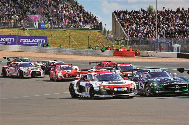 Packende Positionskämpfe wie hier zwischen dem siegreichen Audi R8 LMS ultra und dem Mercedes-Benz SLS AMG GT3 bestimmten immer wieder das Bild während des Rennens.