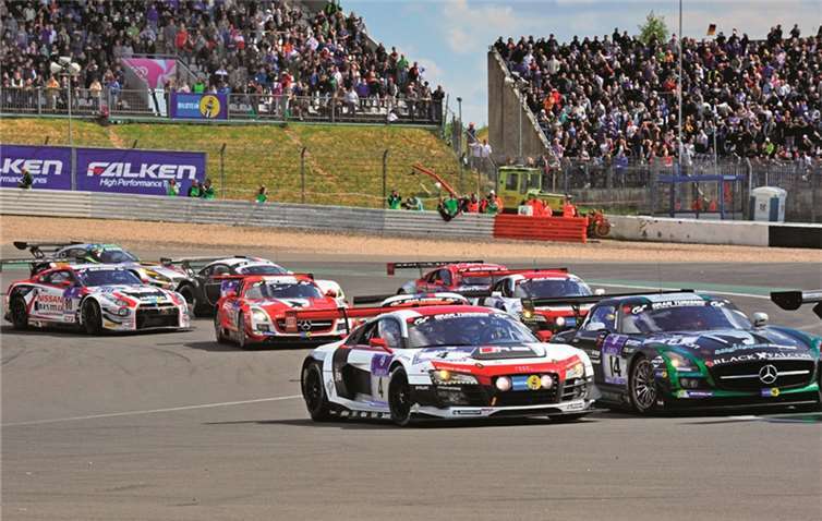 Packende Positionskämpfe wie hier zwischen dem siegreichen Audi R8 LMS ultra und dem Mercedes-Benz SLS AMG GT3 bestimmten immer wieder das Bild während des Rennens. BURG