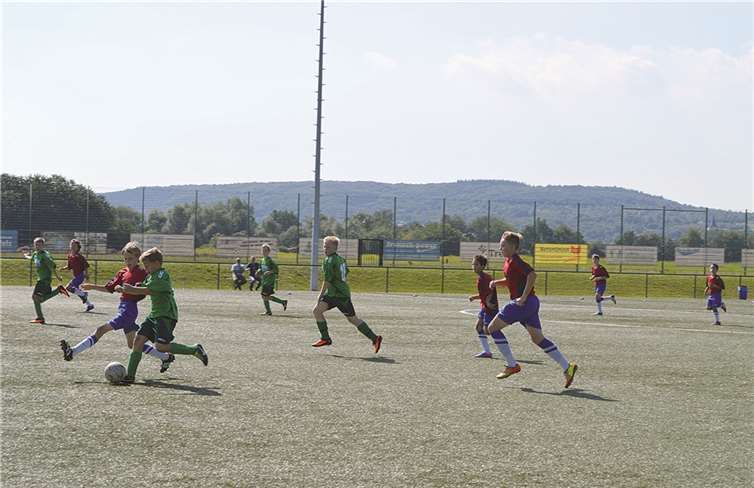 Packende Szenen und Zweikämpfe konnten auf dem Kunstrasen verfolgt werden.