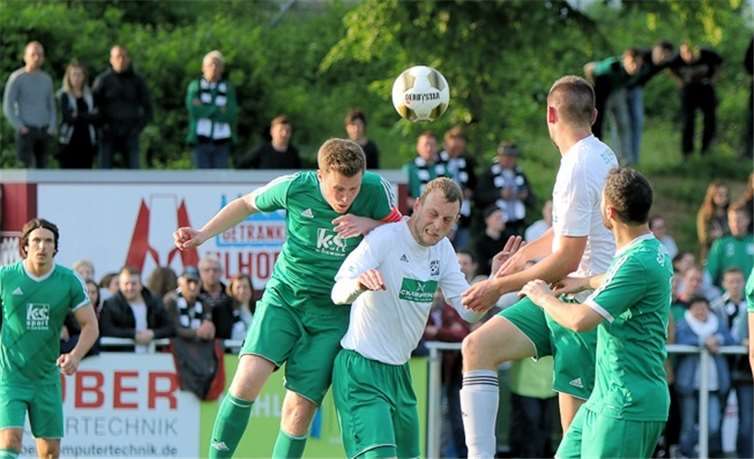 Packende Zweikämpfe, wie hier beim Pokalfinale des Kreis Koblenz zwischen dem SV Spay und dem SC Vallendar, erwarten die Zuschauer auch in der ersten Pokalrunde. TH
