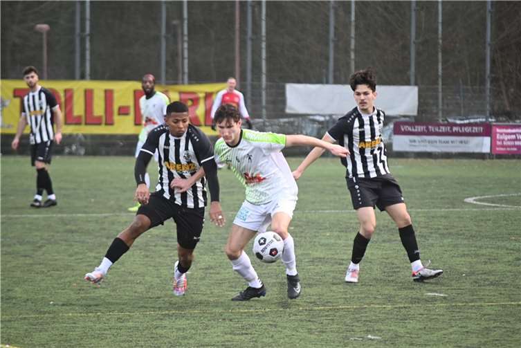 Packendes Duell zwischen Leonard Zerwas (am Ball) und dem Mayener Kevin De Jesus Francis Cabello.