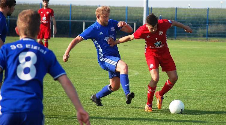 Packendes Duell zwischen SG-Innenverteidiger Jan Müller (li.) und ABC-Stürmer Jan Rieder.